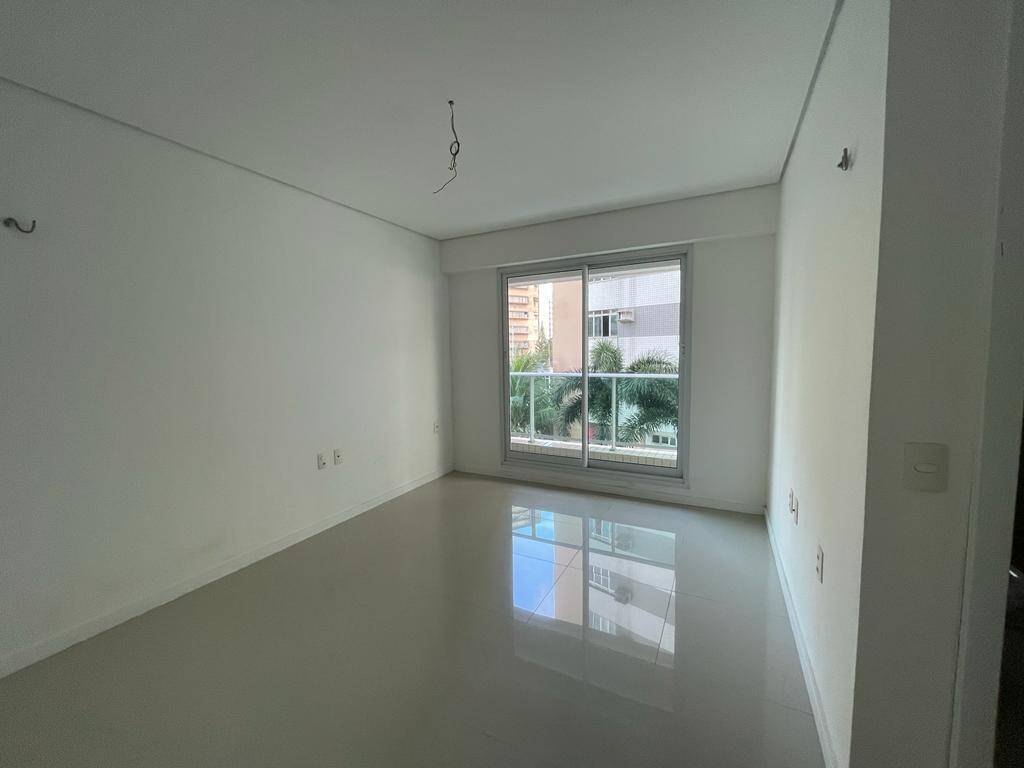 Apartamento à venda com 4 quartos, 240m² - Foto 7